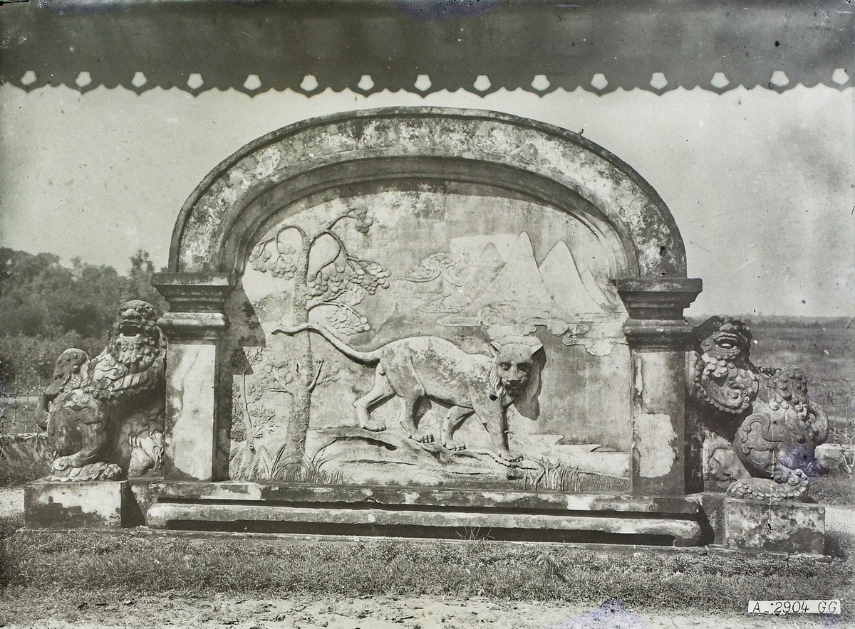 Mặt sau của bình phong. Đến năm 1983, việc cải táng hoàn tất. Di hài của Giám mục Bá Đa Lộc và các nhà truyền đạo được giao lại cho tổng lãnh sự Pháp đưa về Pháp.