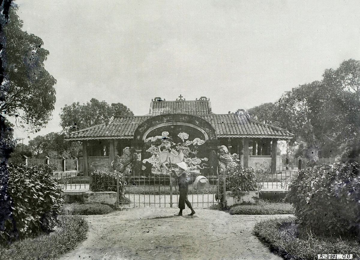 Toàn cảnh lăng Cha Cả ở Sài Gòn thập niên 1920. Đây là lăng mộ của giám mục Bá Đa Lộc, tục gọi là "Cha Cả".