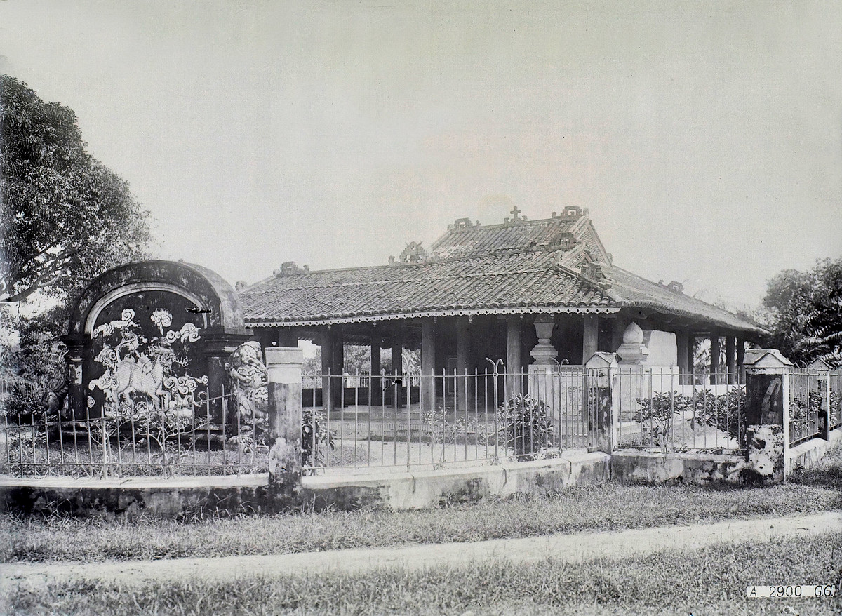 Sau khi thiệt mạng năm 1799 ở Thị Nại trong trận vây thành Quy Nhơn, vị giám mục này được Nguyễn Ánh đưa về an táng ở gần ngôi nhà cũ tỉnh Gia Định, tại khu Vườn Xoài, Tân Sơn Nhất phía Tây Bắc Sài Gòn.