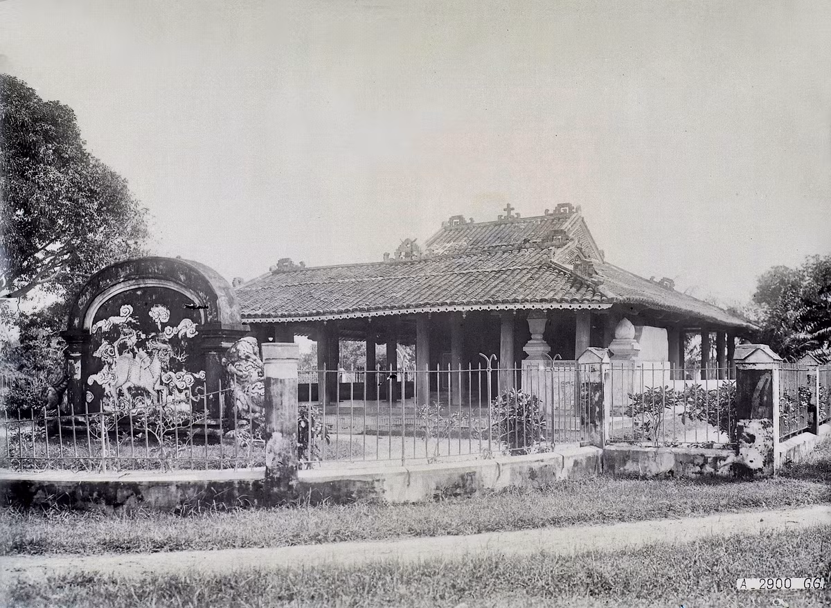 Sau khi thiệt mạng năm 1799 ở Thị Nại trong trận vây thành Quy Nhơn, vị giám mục này được Nguyễn Ánh đưa về an táng ở gần ngôi nhà cũ tỉnh Gia Định, tại khu Vườn Xoài, Tân Sơn Nhất phía Tây Bắc Sài Gòn.