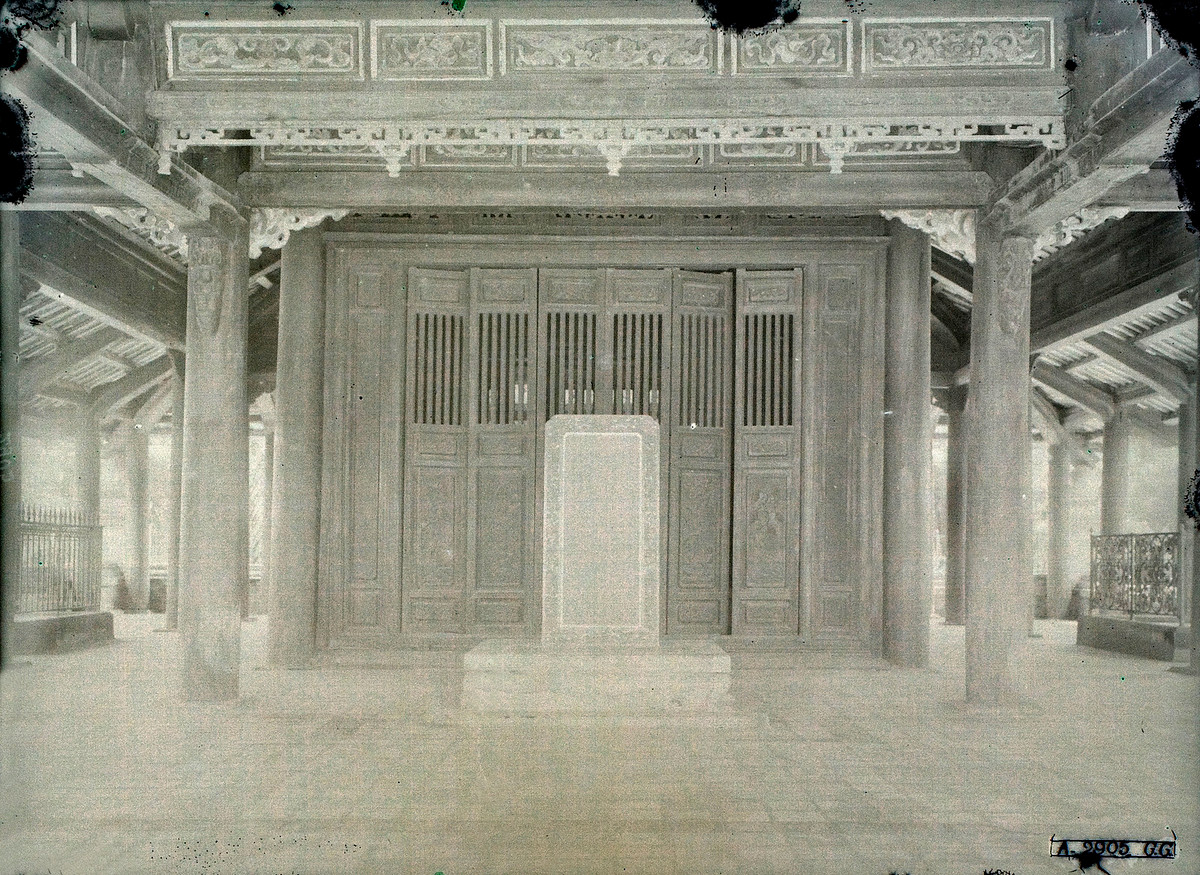 Bên trong lăng Cha Cả thập niên 1920. Sau bia đá là hậu cung. Sau khi cải táng, các công trình cũ của lăng được dỡ bỏ, chỉ còn lại điểm tròn làm vòng xoay lưu thông dưới cầu vượt trên đường Hoàng Văn Thụ ngày nay. Người dân khu vực này vẫn gọi là vòng xoay lăng Cha Cả.