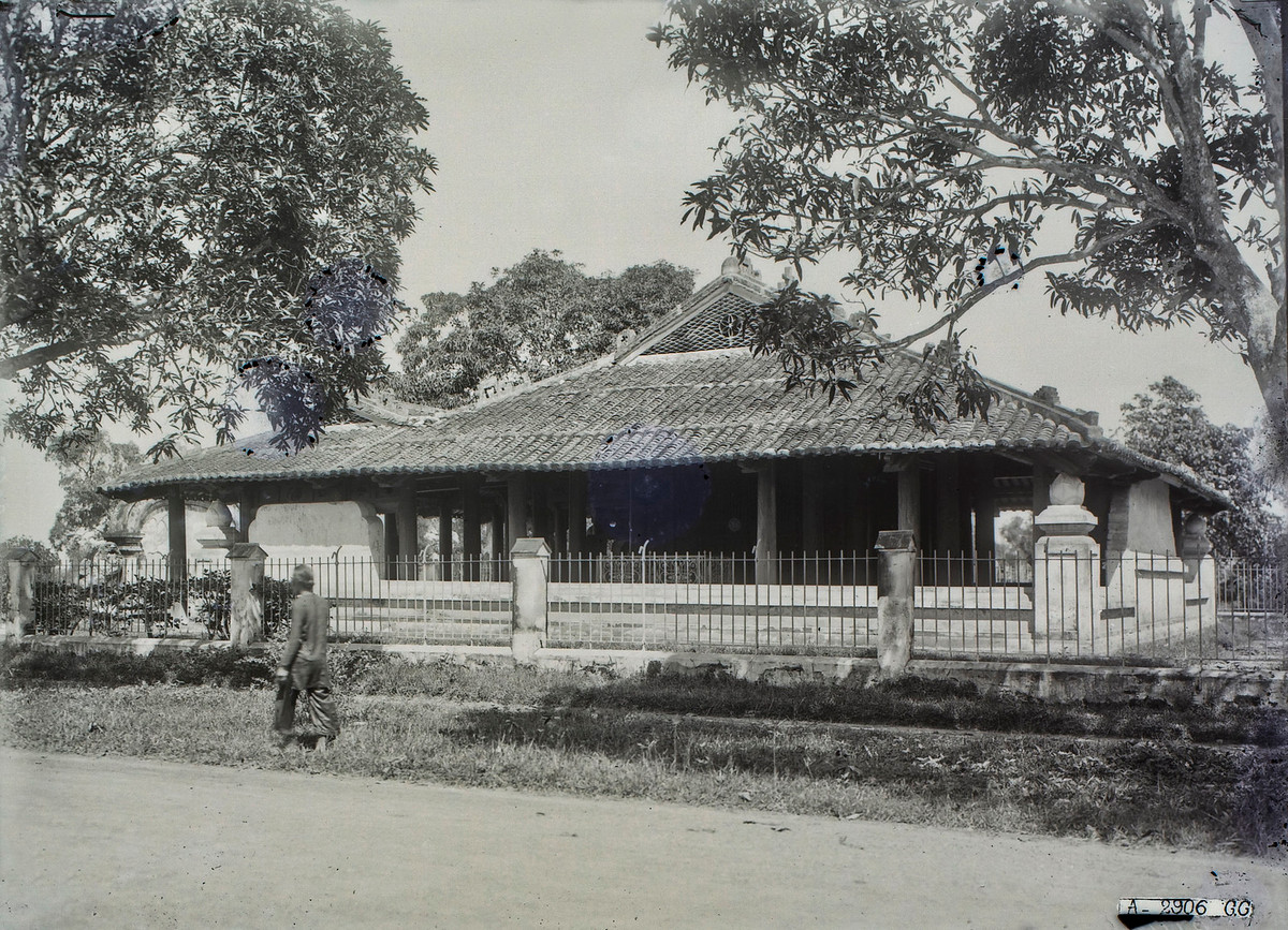 Tuy Giám mục Bá Đa Lộc là người Pháp, nhưng kiến trúc lăng mộ ông được xây theo kiểu Việt Nam, có bình phong, bái đường và hậu cung.