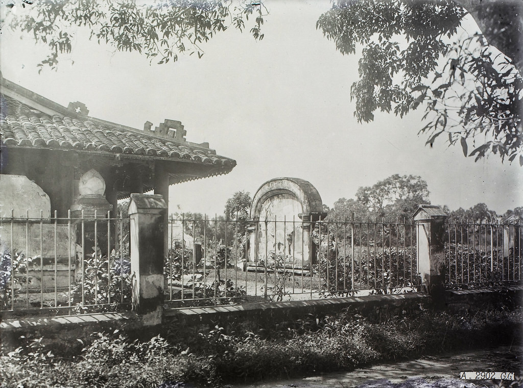 Lăng nằm trong khuôn viên rộng khoảng 2.000 m2, có vách và cột làm bằng gỗ quý, mái lợp ngói.