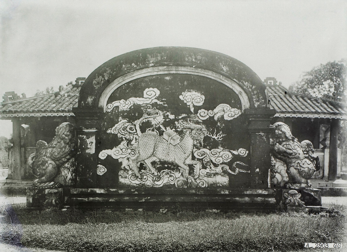 Cận cảnh bình phong hình long mã phía trước lăng. Đến năm 1980, theo quy hoạch của TP HCM, lăng bắt đầu được giải tỏa.