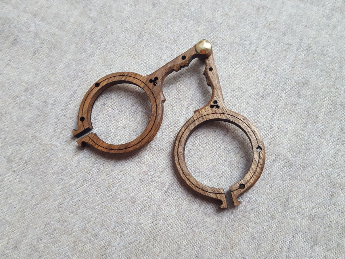 Kính đeo mắt là một vật dụng quen thuộc của nhiều người, nhưng ít ai biết đây là một phát minh của thời Trung cổ. Xuất hiện từ thế kỷ 13, những chiếc kính đầu tiên có công dụng phóng to chữ khi đọc sách.