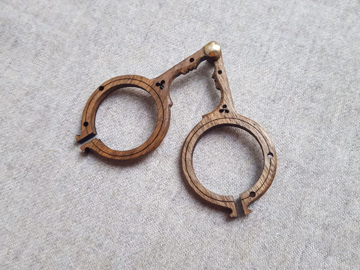 Kính đeo mắt là một vật dụng quen thuộc của nhiều người, nhưng ít ai biết đây là một phát minh của thời Trung cổ. Xuất hiện từ thế kỷ 13, những chiếc kính đầu tiên có công dụng phóng to chữ khi đọc sách.