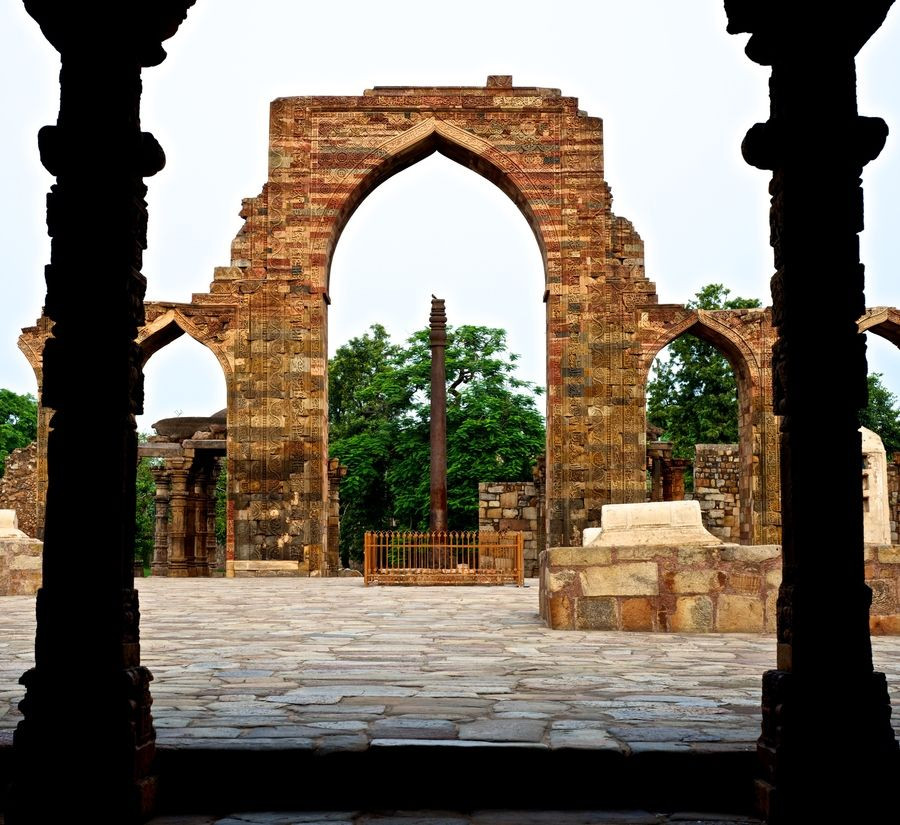 Ban đầu cột này là một phần thuộc đền Muttra, với tượng thần Garuda trên đỉnh. Sau khi ngôi đền bị người Hồi giáo hủy để xây thánh đường Quwwat-ul-Islam, cây cột là phần duy nhất còn sót lại.