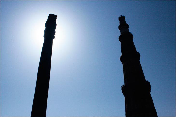 Nhiều giả thuyết đã được đưa ra xung quanh kỹ thuật luyện kim cũng như lý do vì sao cây cột sắt Delhi không bị gỉ, nhưng cho đến nay vẫn chưa có lời giải thích nào đạt được sự thuyết phục cao.