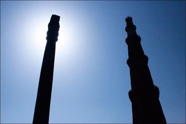 Nhiều giả thuyết đã được đưa ra xung quanh kỹ thuật luyện kim cũng như lý do vì sao cây cột sắt Delhi không bị gỉ, nhưng cho đến nay vẫn chưa có lời giải thích nào đạt được sự thuyết phục cao.