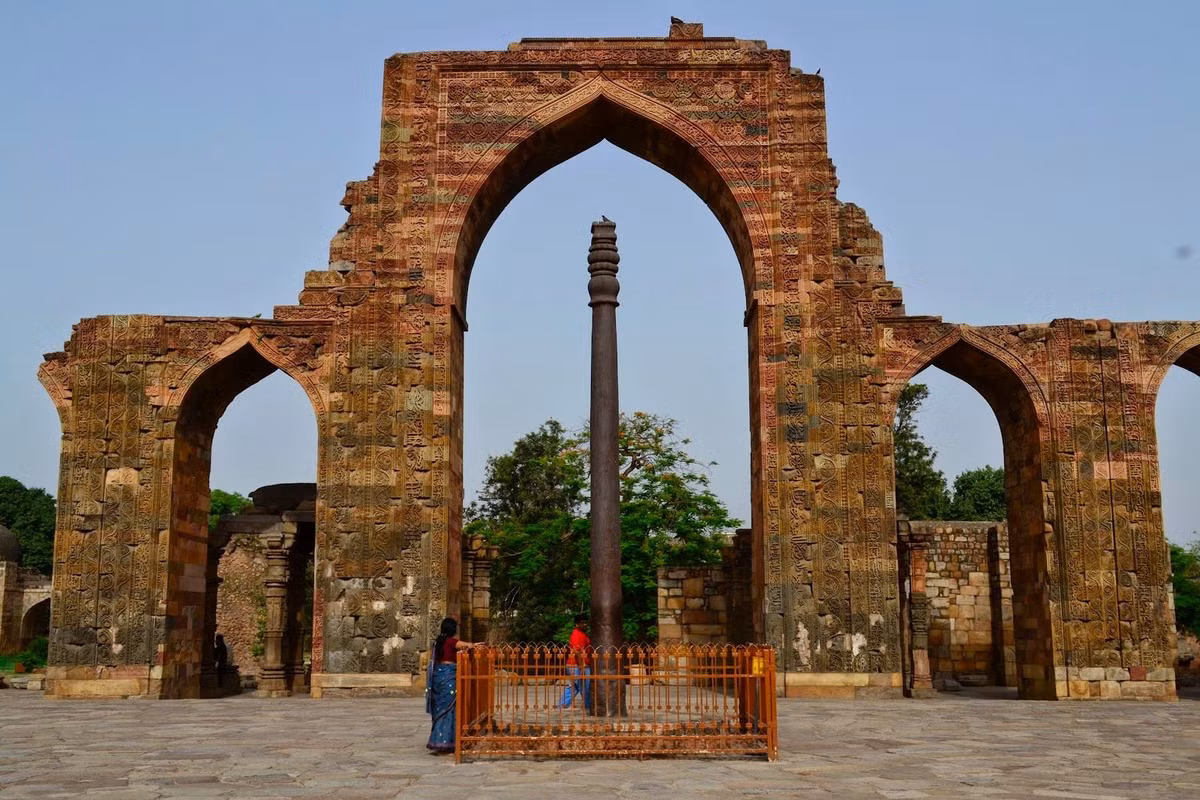 Nằm ở khu phố lịch sử Mehrauli ở Delhi, Ấn Độ, cột sắt Delhi là một chứng tích quý giá về nền văn minh Ấn Độ cổ. Quanh chiếc cột này còn nhiều bí ẩn chưa được giải mã thấu đáo.