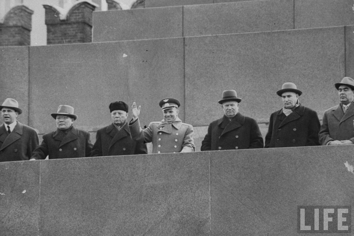 Gagarin chào mừng người dân Moskva từ khán đài quảng trường Đỏ. Người đứng bên phải anh là Tổng Bí thư Đảng Cộng sản Liên Xô Nikita Khrushov.