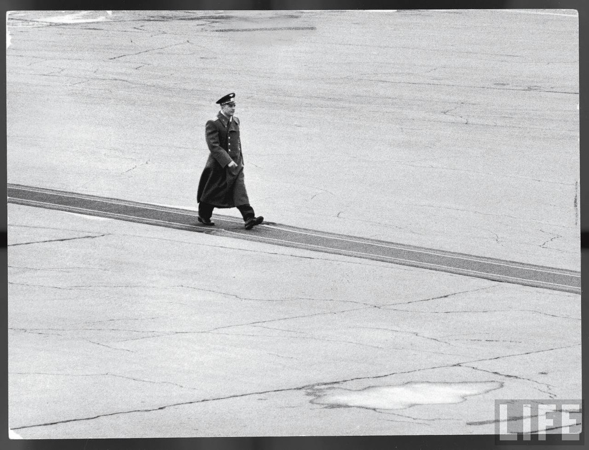 Nhà du hành Yuri Gagarin bước trên thảm đỏ trong cuộc mit-tinh mừng chuyến bay thành công, được tổ chức ở quảng trường Đỏ, thủ đô Moscow ngày 14/4/1961.