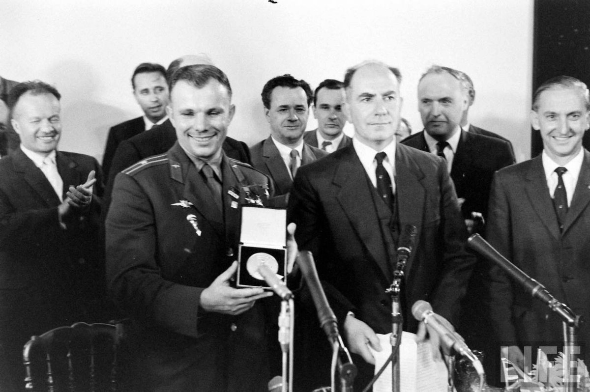 Tại London, Yuri Gagarin được tặng huân chương vàng từ các quỹ phát triển vũ trụ.