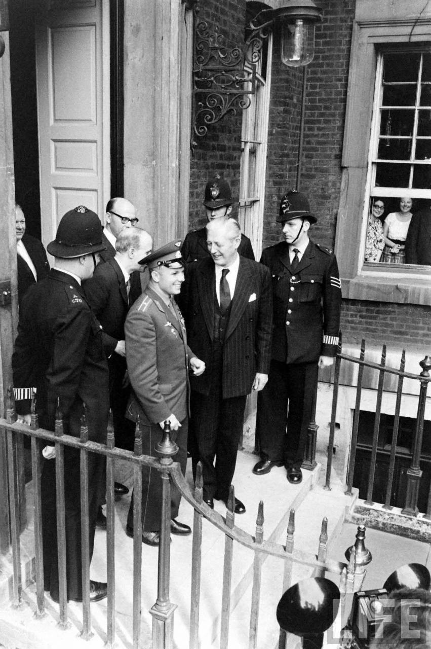 Thủ tướng Anh Harold Macmillan tiếp đón Yuri Gagarin.