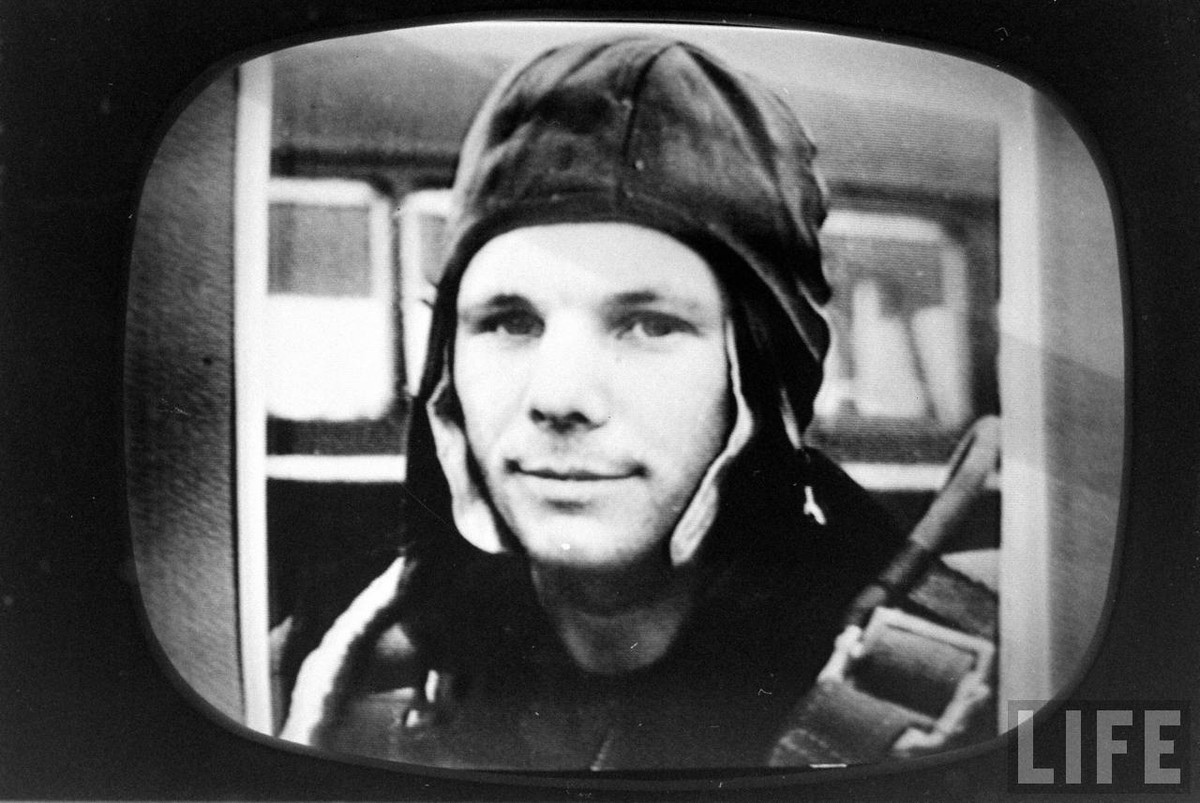 Khoảnh khắc Yuri Gagarin - người đầu tiên bay vào vũ trụ - trở về Trái đất sau chuyến bay lịch sử ngày 12/4/1961 được chiếu trên truyền hình.