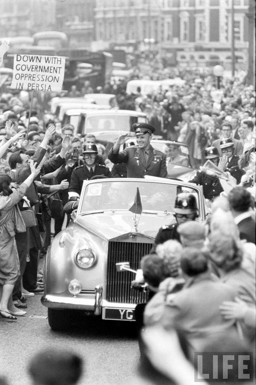 Vào tháng 7/1961, nhà du hành Yuri Gagarin đến thăm Vương quốc Anh. Ông xuất hiện trên một chiếc xe Roll-Royces giữa các đường phố London.