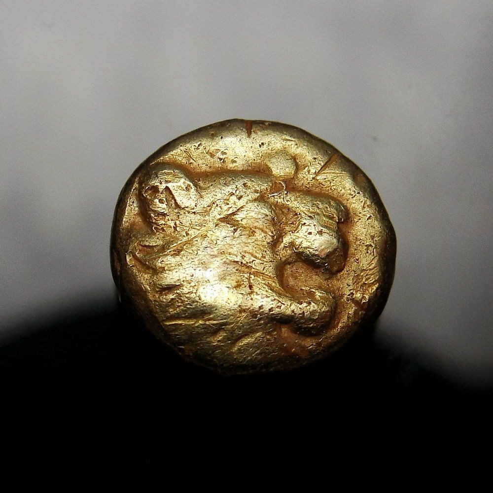 Những đồng tiền đầu tiên của nhân loại, được gọi là tiền Lydia, đã được chế tác từ electrum. Loại tiền này xuất hiện từ khoảng thiên niên kỷ thứ 3 TCN ở vùng Lydia, ngày nay nằm ở Thổ Nhĩ Kỳ.