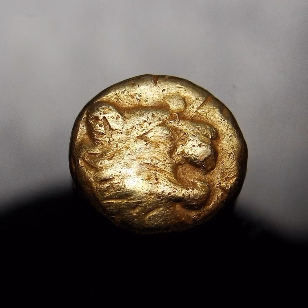 Những đồng tiền đầu tiên của nhân loại, được gọi là tiền Lydia, đã được chế tác từ electrum. Loại tiền này xuất hiện từ khoảng thiên niên kỷ thứ 3 TCN ở vùng Lydia, ngày nay nằm ở Thổ Nhĩ Kỳ.