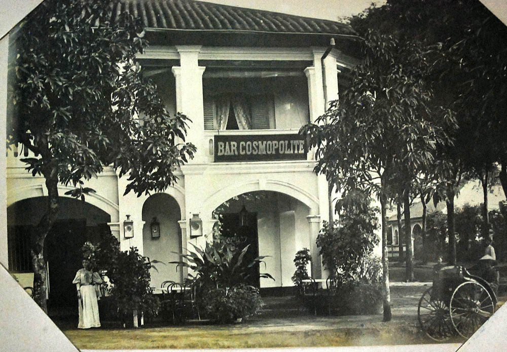 Bên ngoài quán bar sang trọng mang tên Cosmopolitan (Toàn cầu) ở Sài Gòn.