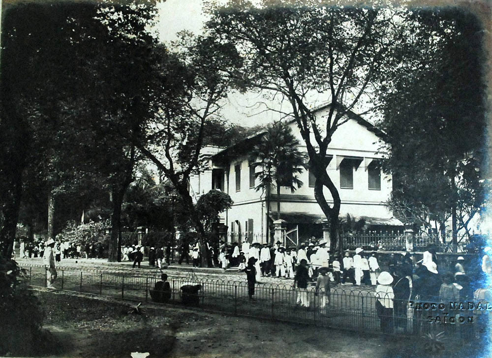 Trường Marc Ferrando Gia Định hay trường nam sinh Gia Định), nay là trường THCS Lê Văn Tám đối diện chợ Bà Chiểu trên đường Phan Đăng Lưu.