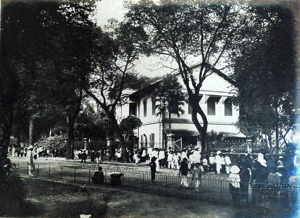 Trường Marc Ferrando Gia Định hay trường nam sinh Gia Định), nay là trường THCS Lê Văn Tám đối diện chợ Bà Chiểu trên đường Phan Đăng Lưu.