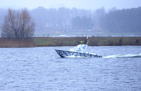Xuồng không người lái này có thể đi biển 5 ngày (với mẫu thử nghiệm), phi nước đại với tốc độ 100km/h.