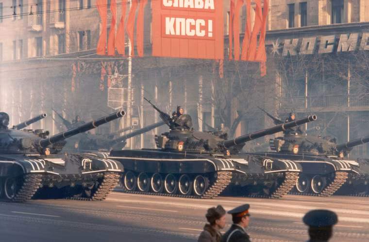 Khi Liên bang CHXHCN Xô Viết (gọi tắt là Liên Xô) còn tồn tại, lực lượng vũ trang có thể nói là “lớn chưa từng thấy” với quân số thường trực 4-5 triệu người, trang bị khối lượng trang bị kỹ thuật “khổng lồ” với 7.000-8.000 máy bay, 55.000 xe tăng, gần 100.000 xe bọc thép chiến đấu; gần 50.000 pháo các loại cùng hàng nghìn tên lửa đạn đạo từ tầm ngắn tới liên lục địa… Bên cạnh đó là vô số căn cứ quân sự rải khắp các quốc gia thành viên liên bang.