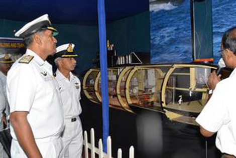 Phó đô đốc Bimal Verma, Tư lệnh Bộ tư lệnh Hải quân phía Đông Ấn Độ kiểm tra một số tổ hợp huấn luyện tại INS Satavahana.