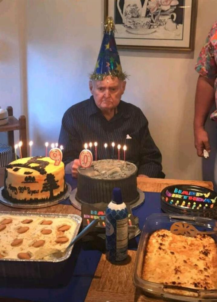 Rồi mấy đứa muốn mừng ông lên 9 tuổi hay 0 tuổi?"