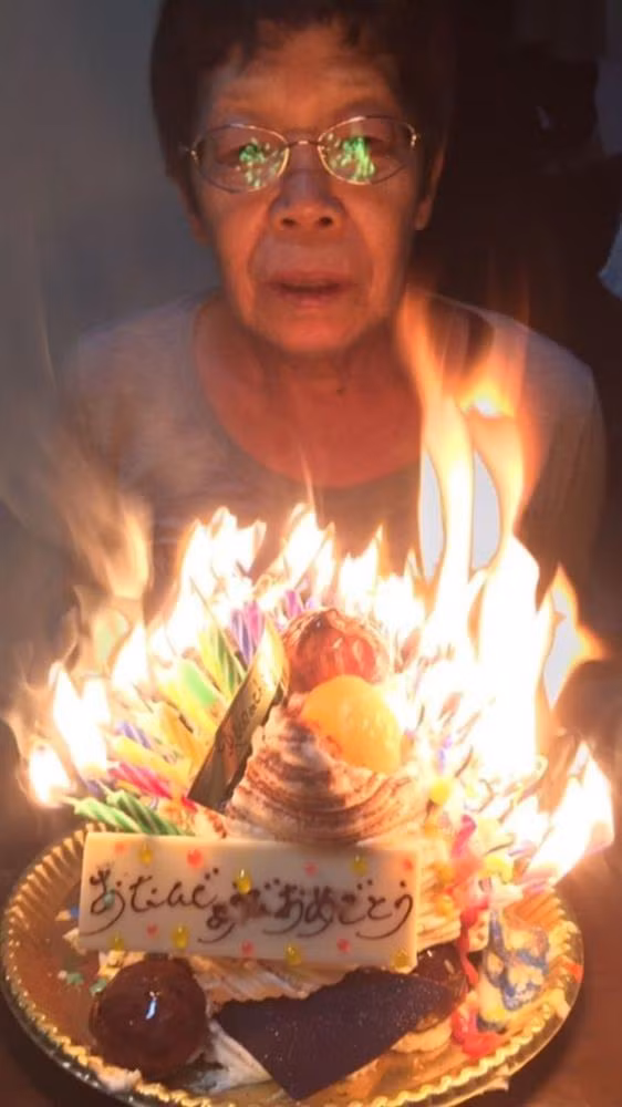 Không hiểu thắp nến hay hoá vàng nữa