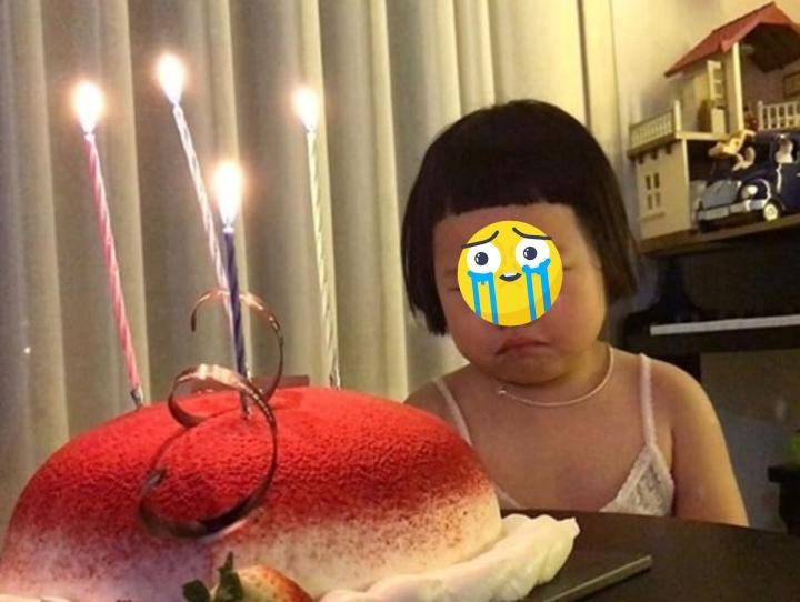 ả năm được có một lần làm nhân vật chính bữa tiệc thì mẹ đi cắt cho mái tóc nhìn chán không cơ chứ