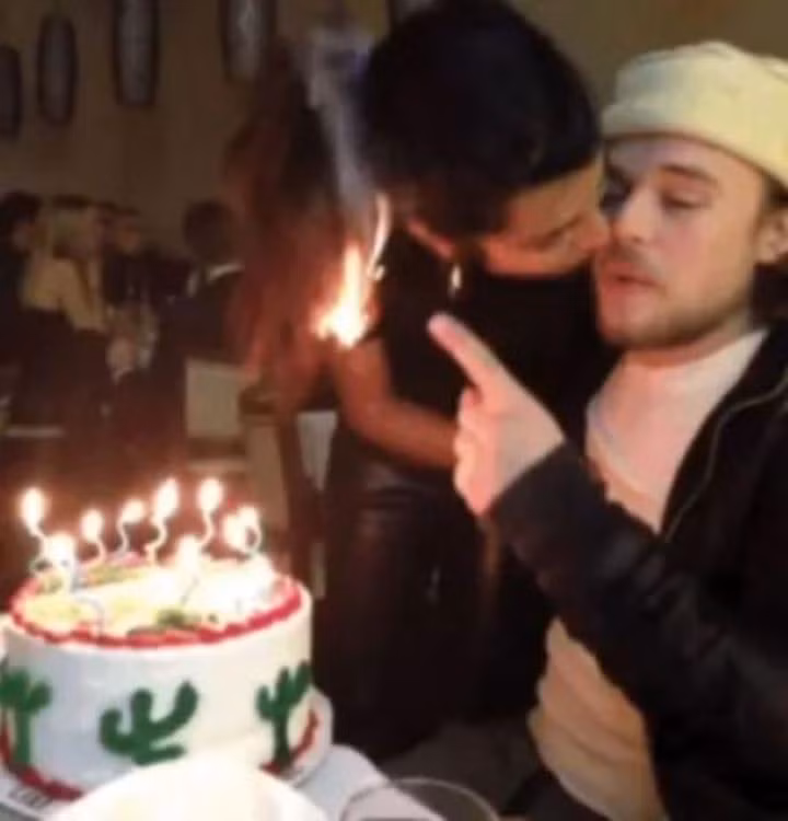 "Em à, hình như tóc em có gì đó sai sai"