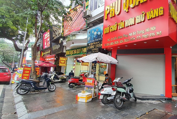 Thậm chí, hơn 10 giờ sáng mà một số cửa hàng vàng còn chưa mở cửa.
