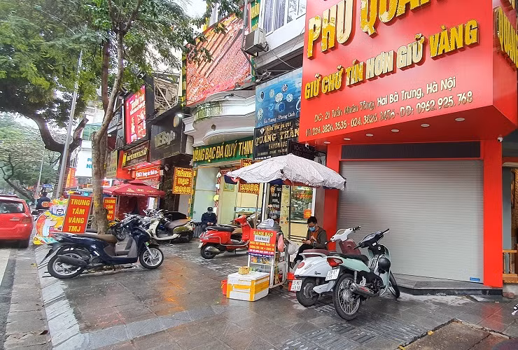 Thậm chí, hơn 10 giờ sáng mà một số cửa hàng vàng còn chưa mở cửa.