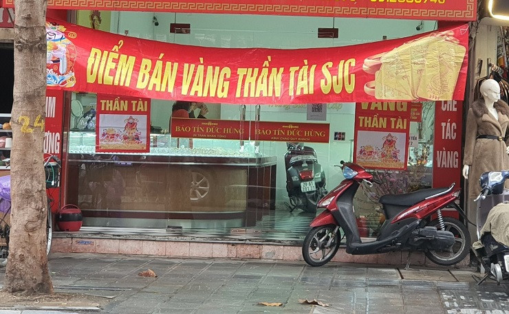 Tuy nhiên, trái ngược với cảnh tượng mua bán nhộn nhịp, đông đúc ở các cửa hàng kinh doanh vàng có thương hiệu lớn thì một số cửa hàng vàng nhỏ lẻ khác trên phố Trần Nhân Tông vẫn khá vắng vẻ.