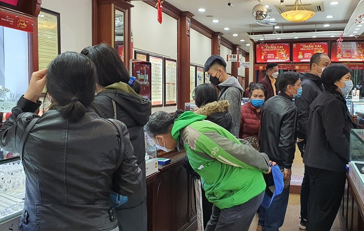 Ghi nhận của PV trên phố Trần Nhân Tông vào ngày 08/02, trước ngày vía Thần Tài 2 ngày, mặc dù thời tiết mưa và rất lạnh nhưng đã có rất đông người đến mua bán vàng ngay từ sáng sớm. Mặc dù giá vàng SJC đang neo ở mức cao kỷ lục – trên 63,2 triệu đồng/lượng nhưng vàng trang sức và vàng 9999 vẫn thấp hơn gần 10 triệu đồng/lượng.