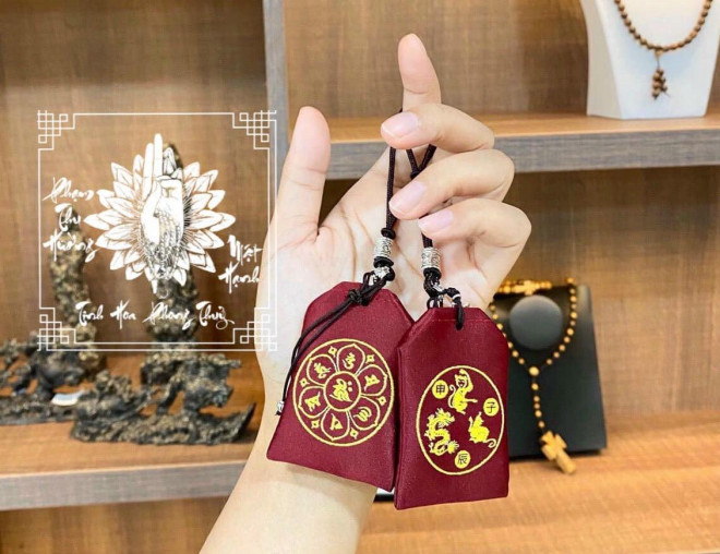 Thị trường túi giải hạn tam tai năm Nhâm Dần sôi động với nhiều mức giá Thi truong tui giai han tam tai nam Nham Dan soi dong voi nhieu muc gia