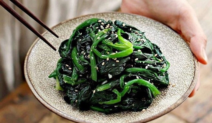 Cải bó xôi ưa ánh sáng nhẹ, có khả năng chịu bóng râm, vì vậy có thể trồng xen với những cây cao để được che mát.