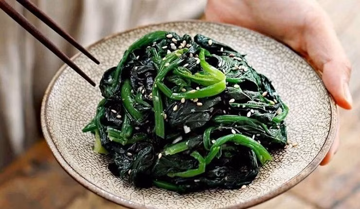 Cải bó xôi ưa ánh sáng nhẹ, có khả năng chịu bóng râm, vì vậy có thể trồng xen với những cây cao để được che mát.