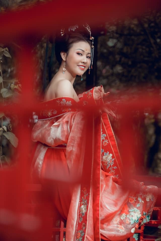 ... Lúc lại cổ trang - với Kim Xuyến, không có concept nào có thể làm khó cho cô.