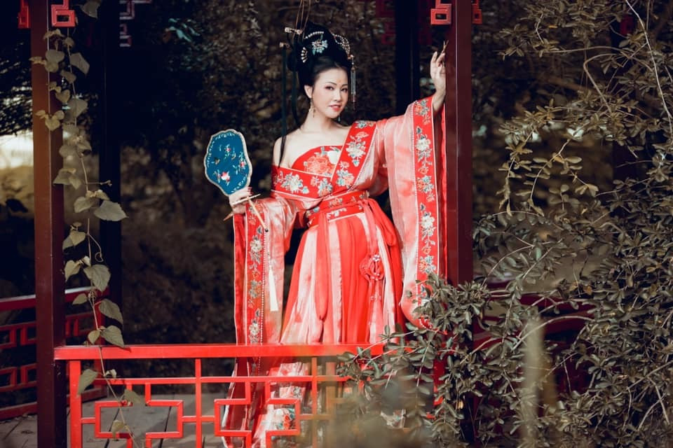 Kim Xuyến cho biết, từ lúc còn bé tới bây giờ, chị là người luôn luôn yêu cái đẹp, thích chụp ảnh bởi vậy mỗi lần loé lên ý tưởng gì là sẽ nhờ thợ ảnh rồi xách vali lên đường... săn những bức ảnh đẹp.