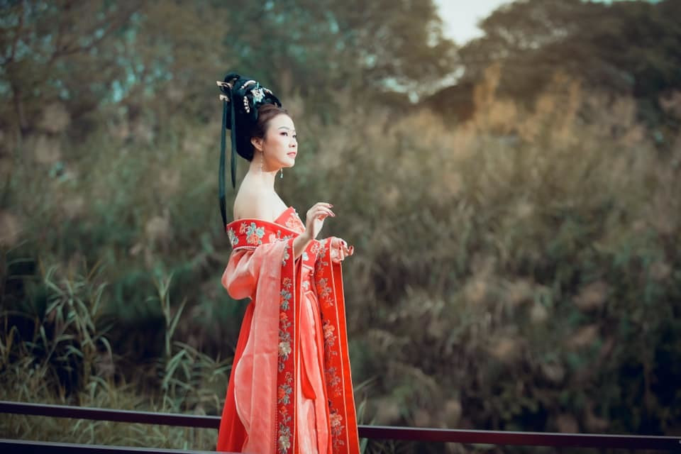 Giờ làm vợ làm mẹ rồi ước mơ ấy vẫn không thay đổi. Chính vì thế, ngày đầu năm mới, Kim Xuyến tung bộ ảnh cổ trang khoe vai trần gợi cảm.