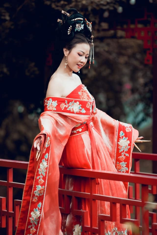 Hôm phong cách vitage, khi lại thời trang thanh lịch, lúc lại thời trang dạ hội và đôi khi vô cùng khoẻ khoắn trong trang phục áo phông và quần jeans...