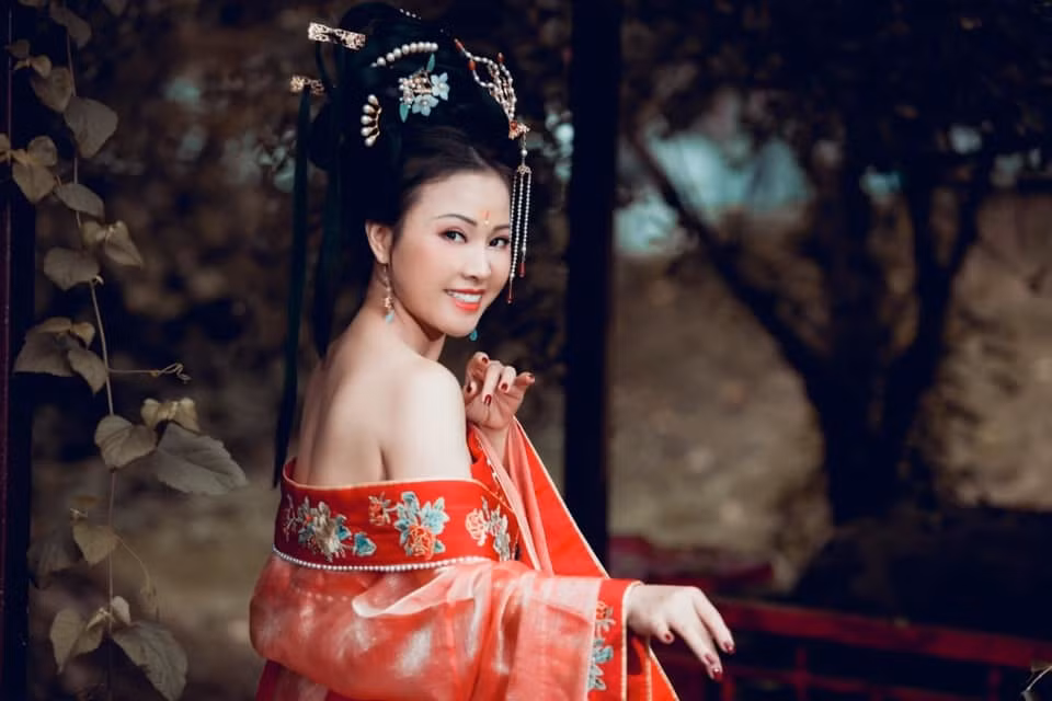 Kim Xuyến - vợ NSƯT Đăng Dương chia sẻ, ngay từ khi còn bé khi xem phim cổ trang tối nào cô cũng nằm mơ mình được hoá thân thành công chúa, hoàng hậu.