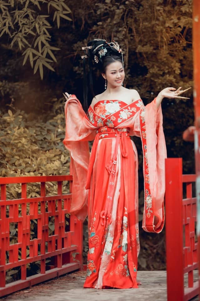 Cô cũng không quá cầu kỳ là phải hàng hiệu đắt tiền, khi mua trang phục về, cô tự lên lên đồ theo ý tưởng.