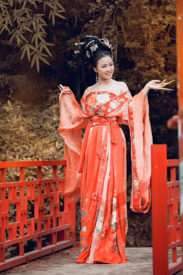 Cô cũng không quá cầu kỳ là phải hàng hiệu đắt tiền, khi mua trang phục về, cô tự lên lên đồ theo ý tưởng.