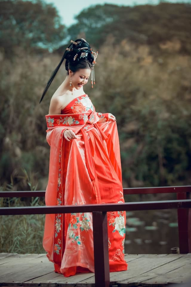 Cô cho biết, so với niềm đam mê mua váy vóc, quần áo, phụ kiện số tiền chụp ảnh rất nhỏ bé.