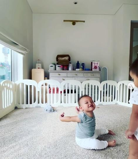 Leon - Lisa tập yoga bắt chước Hà Hồ nhìn cưng xỉu! Leon - Lisa tap yoga bat chuoc Ha Ho nhin cung xiu!