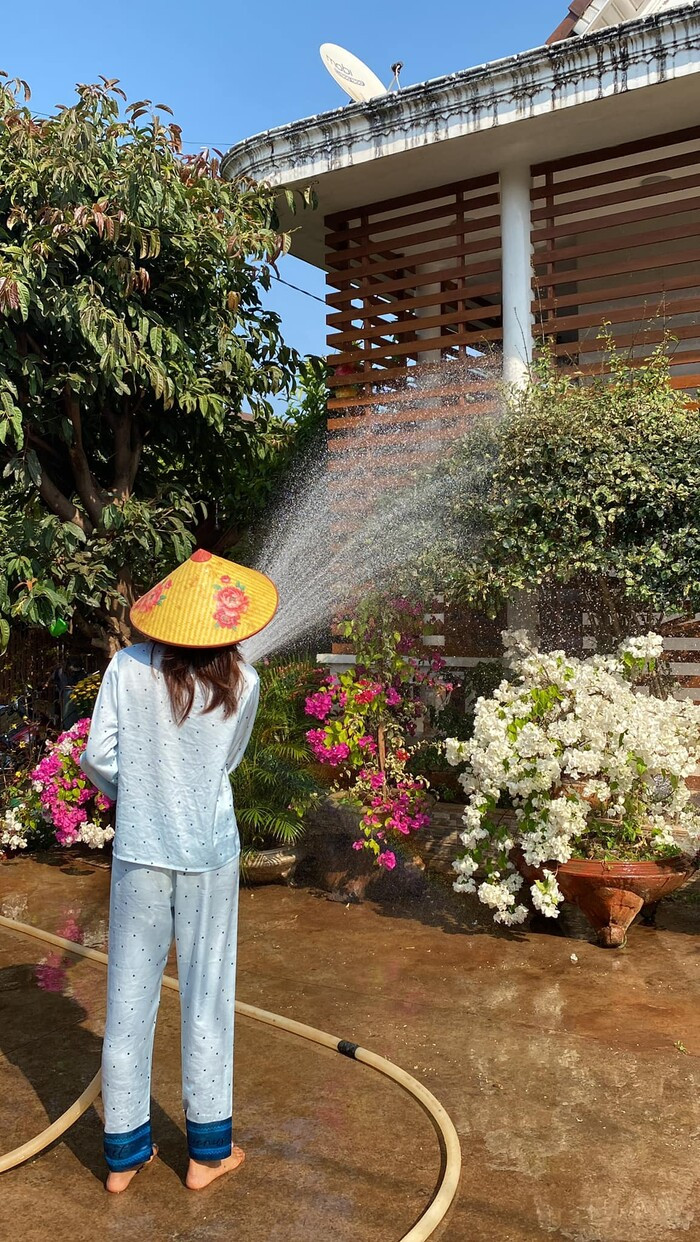 Tết Nhâm Dần, H'Hen Niê "chơi lớn" mua hơn nửa quả đồi tặng bố mẹ - Hình 6 Tet Nham Dan, H'Hen Nie