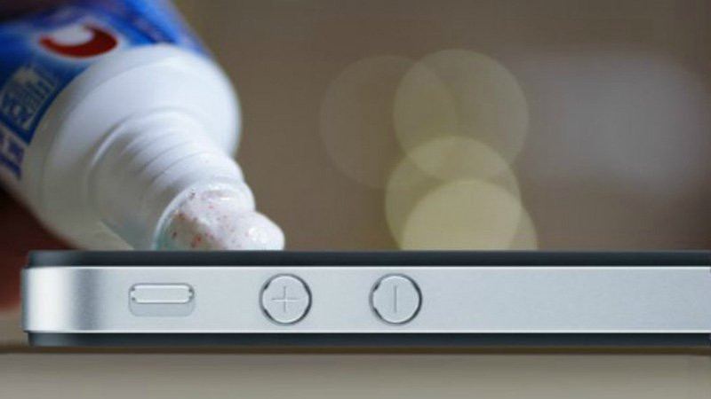 Man hinh dien thoai co vet xuoc, boi ngay thu nay de chung “mat tich”